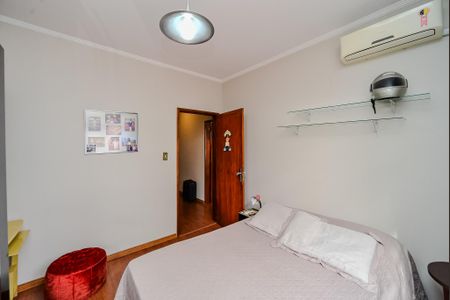 Casa à venda com 270m², 3 quartos e 6 vagas Casa à venda com 270m², 3 quartos e 6 vagasQuarto 1