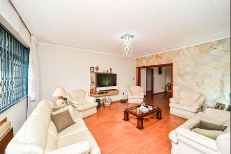 Casa à venda com 270m², 3 quartos e 6 vagas Casa à venda com 270m², 3 quartos e 6 vagasSala