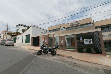 Casa à venda com 140m², 3 quartos e 4 vagas Casa à venda com 140m², 3 quartos e 4 vagasFachada e Placa