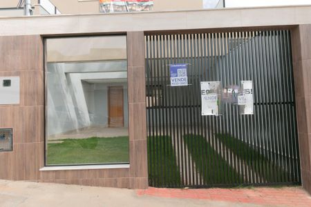 Casa à venda com 140m², 3 quartos e 4 vagas Casa à venda com 140m², 3 quartos e 4 vagasFachada e Placa