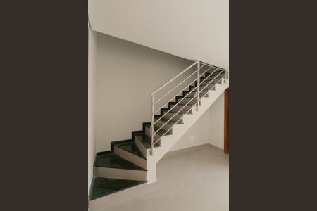 Casa à venda com 140m², 3 quartos e 4 vagas Casa à venda com 140m², 3 quartos e 4 vagasEscada