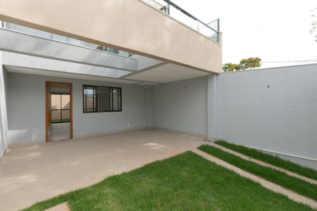 Casa à venda com 140m², 3 quartos e 4 vagas Casa à venda com 140m², 3 quartos e 4 vagasÁrea Externa