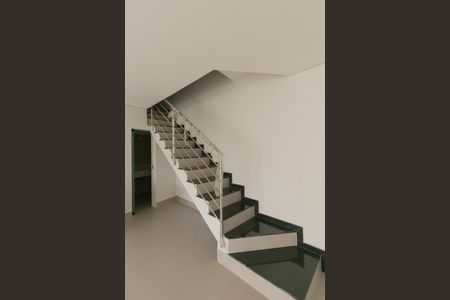 Casa à venda com 184m², 3 quartos e 2 vagasEscada