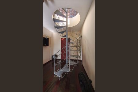 Apartamento à venda com 87m², 2 quartos e 2 vagasEscada