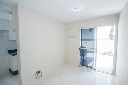 Sala de apartamento para alugar com 2 quartos, 65m² em Vila Valqueire, Rio de Janeiro