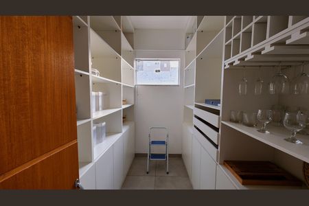 Casa para alugar com 270m², 6 quartos e 2 vagas Casa para alugar com 270m², 6 quartos e 2 vagasDipensa Cozinha