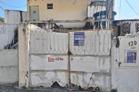 Casa à venda com 80m², 2 quartos e 1 vaga Casa à venda com 80m², 2 quartos e 1 vagaFachada