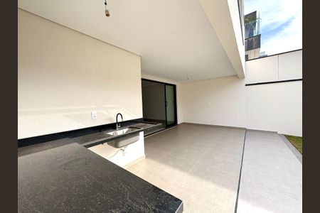 Casa de condomínio à venda com 300m², 3 quartos e 2 vagasQuintal com Churrasqueira