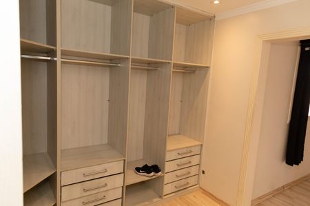 Casa de condomínio à venda com 300m², 2 quartos e 2 vagasCloset da suíte 2
