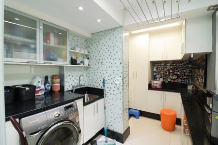 Apartamento à venda com 110m², 3 quartos e 2 vagas Apartamento à venda com 110m², 3 quartos e 2 vagasCozinha e Área de Serviço