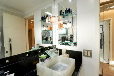 Apartamento à venda com 110m², 3 quartos e 2 vagas Apartamento à venda com 110m², 3 quartos e 2 vagasBanheiro da Suíte