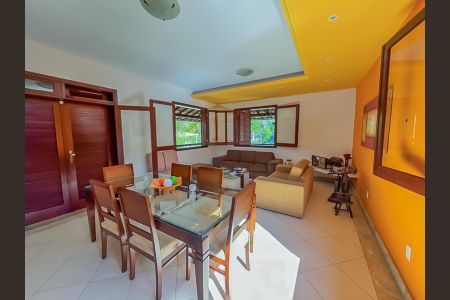 Casa de condomínio à venda com 800m², 5 quartos e 4 vagas Casa de condomínio à venda com 800m², 5 quartos e 4 vagasSala