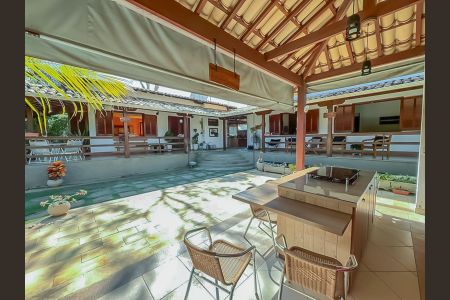 Casa de condomínio à venda com 800m², 5 quartos e 4 vagas Casa de condomínio à venda com 800m², 5 quartos e 4 vagasÁrea Externa