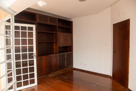 Casa à venda com 404m², 4 quartos e 4 vagas Casa à venda com 404m², 4 quartos e 4 vagasQuarto 1