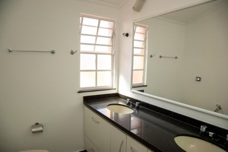 Casa à venda com 404m², 4 quartos e 4 vagas Casa à venda com 404m², 4 quartos e 4 vagasBanheiro Social