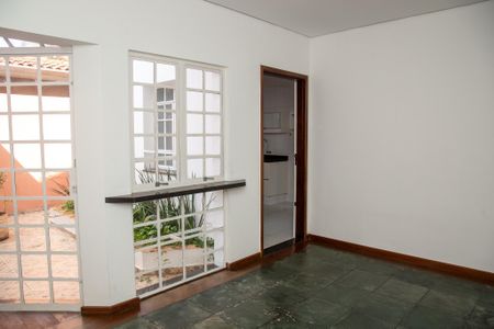 Casa à venda com 404m², 4 quartos e 4 vagas Casa à venda com 404m², 4 quartos e 4 vagasSala