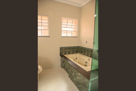 Casa à venda com 404m², 4 quartos e 4 vagas Casa à venda com 404m², 4 quartos e 4 vagasBanheiro da Suíte 2