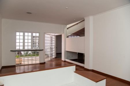 Casa à venda com 404m², 4 quartos e 4 vagas Casa à venda com 404m², 4 quartos e 4 vagasSala