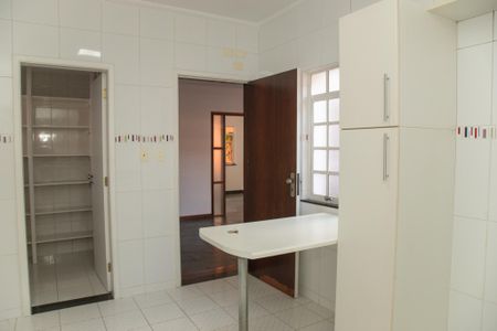 Casa à venda com 404m², 4 quartos e 4 vagas Casa à venda com 404m², 4 quartos e 4 vagasCozinha