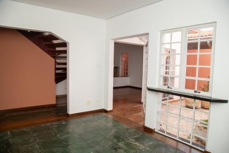 Casa à venda com 404m², 4 quartos e 4 vagas Casa à venda com 404m², 4 quartos e 4 vagasSala