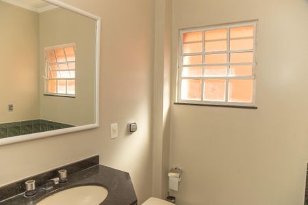 Casa à venda com 404m², 4 quartos e 4 vagas Casa à venda com 404m², 4 quartos e 4 vagasBanheiro da Suíte 2