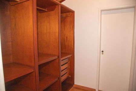 Casa à venda com 404m², 4 quartos e 4 vagas Casa à venda com 404m², 4 quartos e 4 vagasQuarto 2