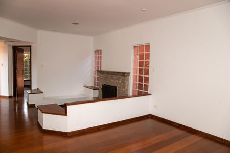 Casa à venda com 404m², 4 quartos e 4 vagas Casa à venda com 404m², 4 quartos e 4 vagasSala