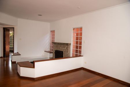 Casa à venda com 404m², 4 quartos e 4 vagas Casa à venda com 404m², 4 quartos e 4 vagasSala