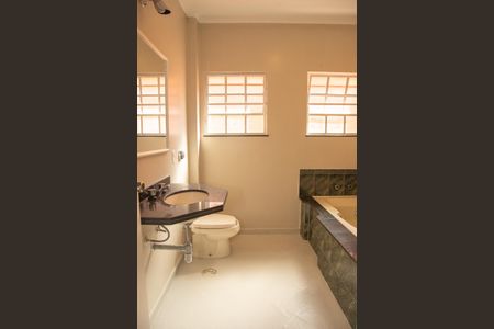 Casa à venda com 404m², 4 quartos e 4 vagas Casa à venda com 404m², 4 quartos e 4 vagasBanheiro da Suíte 2