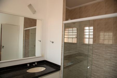 Casa à venda com 404m², 4 quartos e 4 vagas Casa à venda com 404m², 4 quartos e 4 vagasBanheiro da Suíte 1