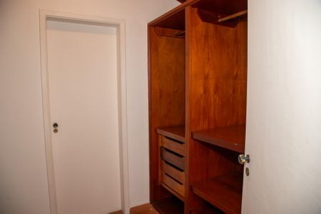 Casa à venda com 404m², 4 quartos e 4 vagas Casa à venda com 404m², 4 quartos e 4 vagasQuarto 2