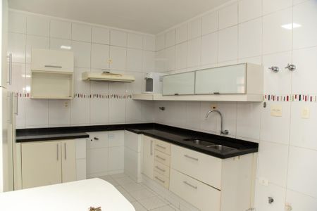Casa à venda com 404m², 4 quartos e 4 vagas Casa à venda com 404m², 4 quartos e 4 vagasCozinha