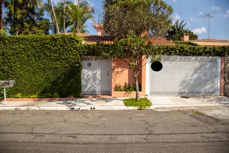 Casa à venda com 404m², 4 quartos e 4 vagas Casa à venda com 404m², 4 quartos e 4 vagasFachada