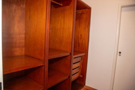 Casa à venda com 404m², 4 quartos e 4 vagas Casa à venda com 404m², 4 quartos e 4 vagasQuarto 2