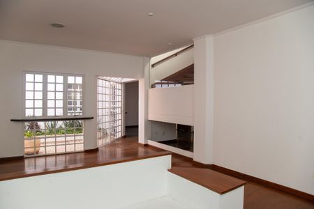 Casa à venda com 404m², 4 quartos e 4 vagas Casa à venda com 404m², 4 quartos e 4 vagasSala