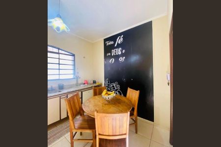 Casa à venda com 190m², 3 quartos e 4 vagas Casa à venda com 190m², 3 quartos e 4 vagasFoto 02