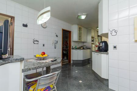 Apartamento para alugar com 250m², 4 quartos e 4 vagas Apartamento para alugar com 250m², 4 quartos e 4 vagasCozinha