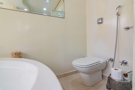 Casa à venda com 499m², 5 quartos e 4 vagas Casa à venda com 499m², 5 quartos e 4 vagasBanheiro 4