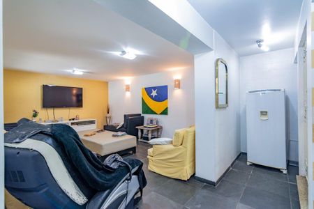 Casa à venda com 499m², 5 quartos e 4 vagas Casa à venda com 499m², 5 quartos e 4 vagasSala de TV