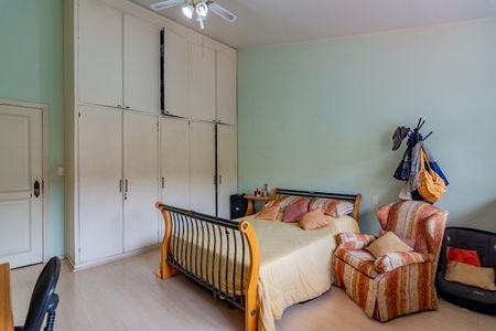 Casa à venda com 499m², 5 quartos e 4 vagas Casa à venda com 499m², 5 quartos e 4 vagasQuarto 1