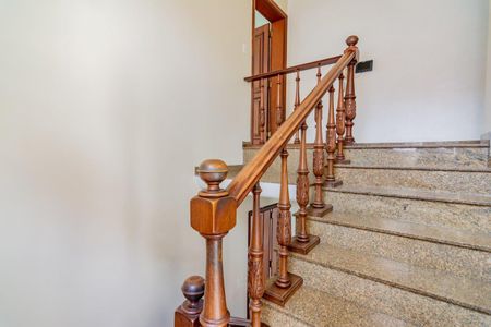 Casa à venda com 499m², 5 quartos e 4 vagas Casa à venda com 499m², 5 quartos e 4 vagasEscada