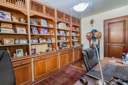 Casa à venda com 499m², 5 quartos e 4 vagas Casa à venda com 499m², 5 quartos e 4 vagasEscritório