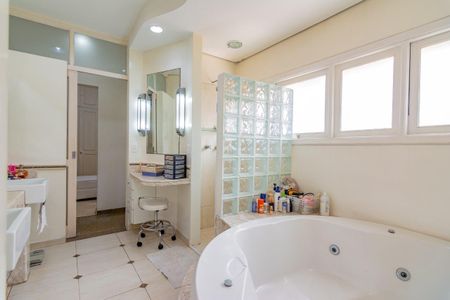 Casa à venda com 499m², 5 quartos e 4 vagas Casa à venda com 499m², 5 quartos e 4 vagasBanheiro 4