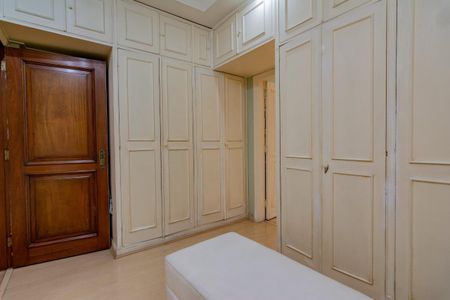 Casa à venda com 499m², 5 quartos e 4 vagas Casa à venda com 499m², 5 quartos e 4 vagasQuarto 4