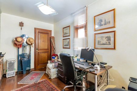 Casa à venda com 499m², 5 quartos e 4 vagas Casa à venda com 499m², 5 quartos e 4 vagasEscritório