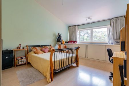 Casa à venda com 499m², 5 quartos e 4 vagas Casa à venda com 499m², 5 quartos e 4 vagasQuarto 1