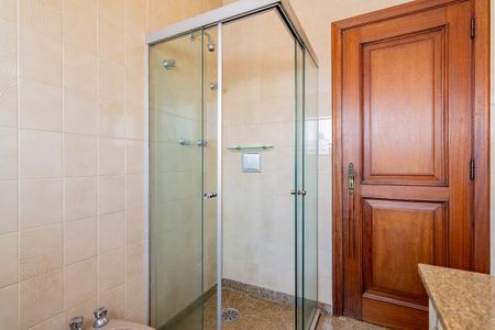 Casa à venda com 499m², 5 quartos e 4 vagas Casa à venda com 499m², 5 quartos e 4 vagasBanheiro 1