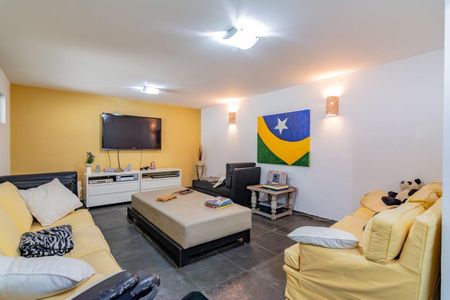 Casa à venda com 499m², 5 quartos e 4 vagas Casa à venda com 499m², 5 quartos e 4 vagasSala de TV