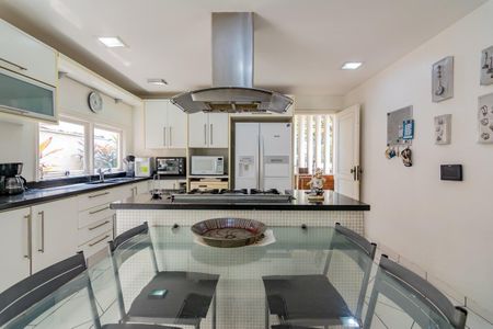 Casa à venda com 499m², 5 quartos e 4 vagas Casa à venda com 499m², 5 quartos e 4 vagasCozinha