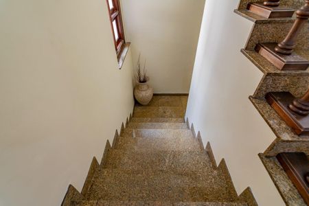 Casa à venda com 499m², 5 quartos e 4 vagas Casa à venda com 499m², 5 quartos e 4 vagasEscada